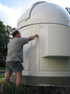 13.08.2007-Alle Schlitze des Observatoriums werden mit Silikon extra abgedichtet.
