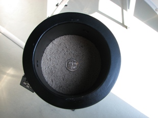 16.09.2007-Eine 10 islaendische Kronenmuenze wurde in die Saeule gelegt als Gluecksbringer. An diesem Tage wurde das Teleskop gereinigt, sowie justiert und Sand in die Saeule gegeben.