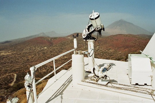 Sonnenbeobachtung mit 2 SCT Teleskopen und dem kleinen Celeostaten des Izana Observatoriums. Im Hintergrund der Pico del Teide.