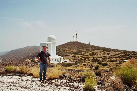 ich vor der Kuppel des 90cm Sonnen Teleskop THEMIS