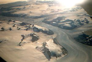 aus ca. 10000 m Hhe auf einen Gletscher ber Grnland schauen
